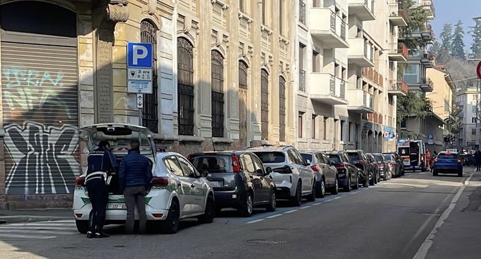 La polizia locale in via Cavour: sullo sfondo l'ambulanza