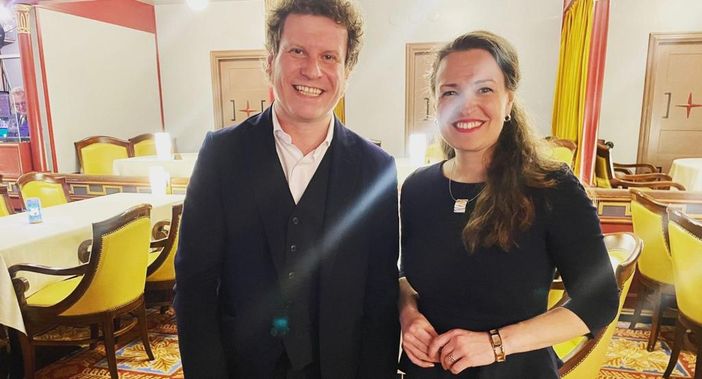 Matteo Bianchi con il sindaco di Tampere Anna-Kaisa Ikonen e, sotto nella gallery, la Nokia Arena (12.000 posti) durante la finale campionato finlandese di mercoledì scorso