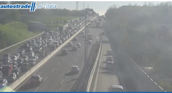 Le code provocate dall'incidente in A8 questa mattina tra Castellanza e Busto (foto webcam Autostrade per l'Italia) Le code provocate dall'incidente in A8 questa mattina tra Castellanza e Busto (foto webcam Autostrade per l'Italia)