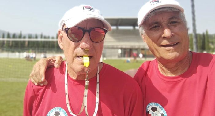 Copparoni con Ciccio Graziani e, sotto in gallery, nelle foto concesse da Vito de Lorentiis che ringraziamo: nella prima in alto a sinistra è con la nazionale miliare azzurra, nella seconda è il primo a sinistra accosciato (de Lorentiis il quarto) ad Atene, nella terza subisce il rigore dello stesso ex calciatore biancorosso in Varese-Cagliari 1-0 Copparoni con Ciccio Graziani e, sotto in gallery, nelle foto concesse da Vito de Lorentiis che ringraziamo: nella prima in alto a sinistra è con la nazionale miliare azzurra, nella seconda è il primo a sinistra accosciato (de Lorentiis il quarto) ad Atene, nella terza subisce il rigore dello stesso ex calciatore biancorosso in Varese-Cagliari 1-0