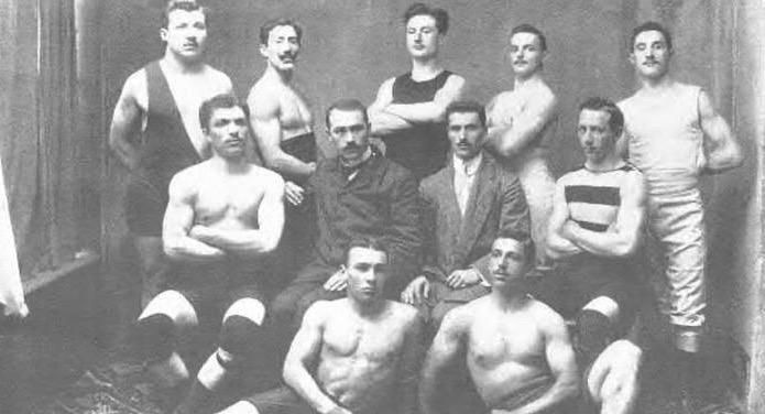 I ginnasti della Robur di inizio '900, quando le manifestazioni ginniche si praticavano sul tetto del porticato del vecchio oratorio di San Vittore