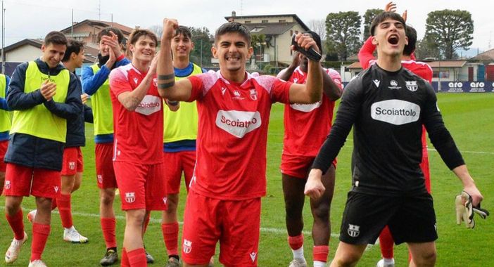 Varesina a -1 dalla vetta e in semifinale di Coppa Italia di serie D: in primo piano Orellana, 22 anni, e il diciannovenne portiere Santulli (Foto Scaringi - Varesina Calcio)