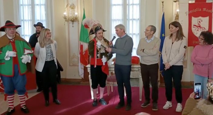 VIDEO. Il sindaco consegna le chiavi della città al Re Bosino: «Che il carnevale abbia inizio. Varese, è ora di far festa»