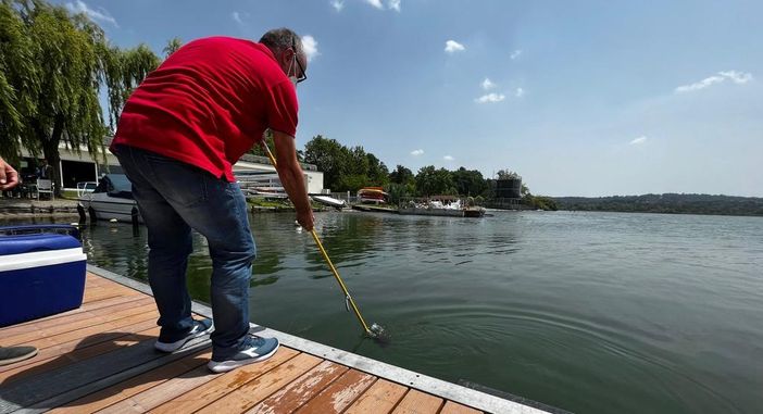 Lago di Varese, Monti risponde a Galimberti: «Lo aspetto domani per un bagno. Eviti polemiche e sistemi le panchine»