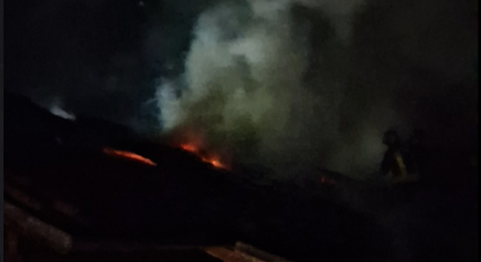 Lago Maggiore, incendio all’Isola dei Pescatori: fiamme in un ristorante Lago Maggiore, incendio all’Isola dei Pescatori: fiamme in un ristorante