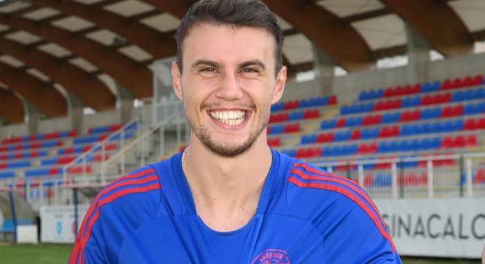 Maurizio Cosentino, 26 anni, ai saluti con la Varesina dopo due stagioni da 48 presenze e 5 reti (foto Scaringi - Varesina Calcio)