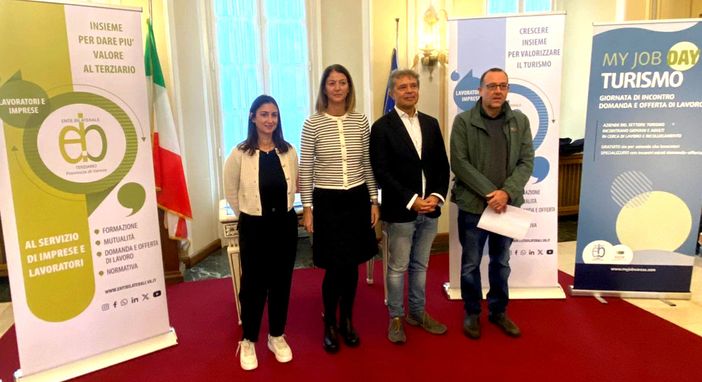 Da sinistra Samanta Ferrari, coordinatrice Ente Bilaterale e Organismo Paritetico della Provincia di Varese, il vice sindaco Ivana Perusin, Livio Muratore e Alessandro Castiglioni, presidenti Ente Bilaterale del Turismo e del Commercio Da sinistra Samanta Ferrari, coordinatrice Ente Bilaterale e Organismo Paritetico della Provincia di Varese, il vice sindaco Ivana Perusin, Livio Muratore e Alessandro Castiglioni, presidenti Ente Bilaterale del Turismo e del Commercio