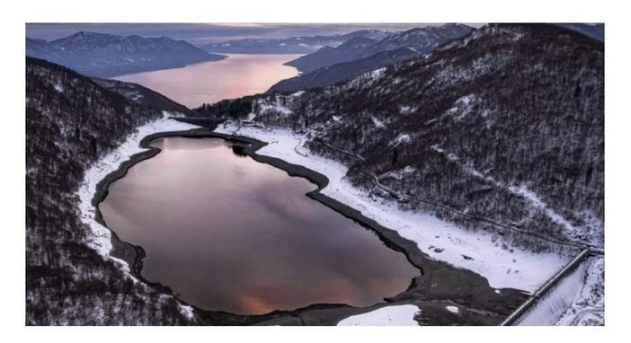 LA VARESE NASCOSTA. Il lago Delio e la leggenda del paese sommerso LA VARESE NASCOSTA. Il lago Delio e la leggenda del paese sommerso