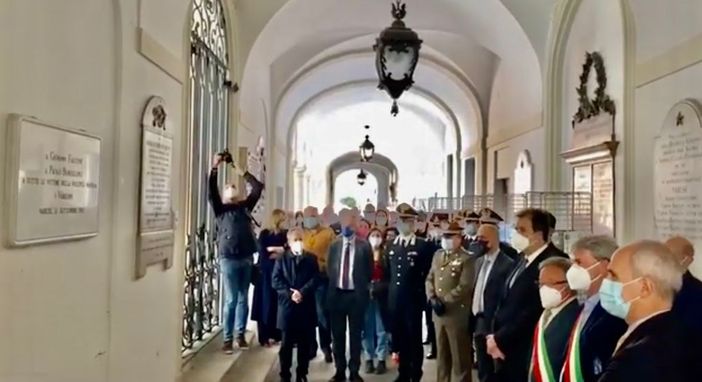 VIDEO E FOTO. Varese omaggia Falcone con parole delicate e un lungo silenzio. «Immortale esempio di speranza»