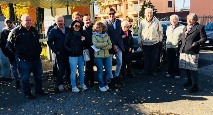 Residenti di Giubiano protestano insieme ai consiglieri di Forza Italia: «Ci vietano di parcheggiare nelle nostre vie senza alcun preavviso»