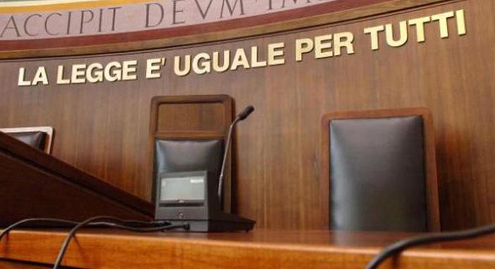 Accusata di aver intascato due assegni: badante finisce a processo Accusata di aver intascato due assegni: badante finisce a processo