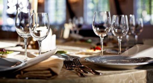 Ecco le linee guida Inail per bar e ristoranti: quattro metri quadrati a cliente nei locali. In spiaggia ombrelloni a 4,5 metri