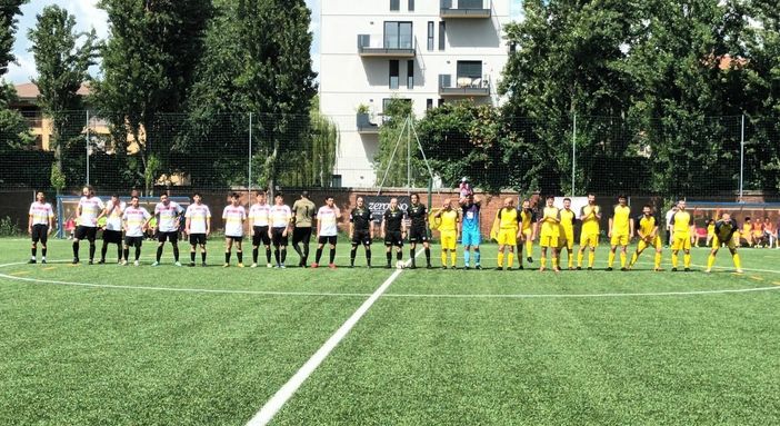 Le squadre schierate sul campo di San Crisostomo Le squadre schierate sul campo di San Crisostomo