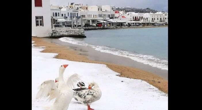 FOTO. Che beffa: neve a Mykonos e da noi ancora nulla dall'8 dicembre...