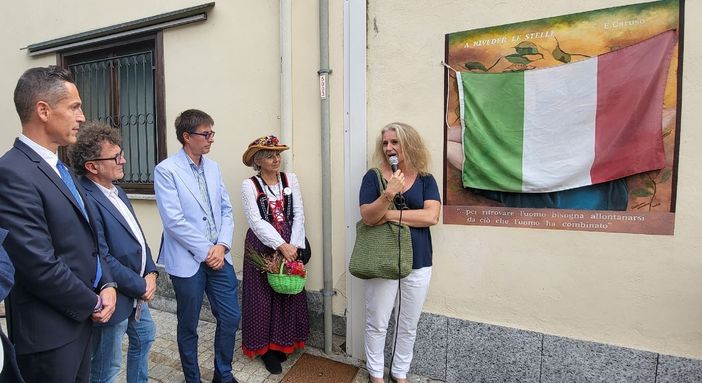 L'artista di Monvalle Barbara Carcano all'inaugurazione di una delle sue opere murarie a Lecro L'artista di Monvalle Barbara Carcano all'inaugurazione di una delle sue opere murarie a Lecro