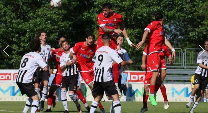 Il salto incredibile di Mattia Gabrielli contro il Meda qui sopra nella foto dell'Oltrepò FBC e, da lontano, nella prima immagine in gallery. Più in basso la premiazione dell'Oltrepò vincitore dell'Eccellenza al Premio Varese Sport e il presidente Catenacci con Gabbia del Milan