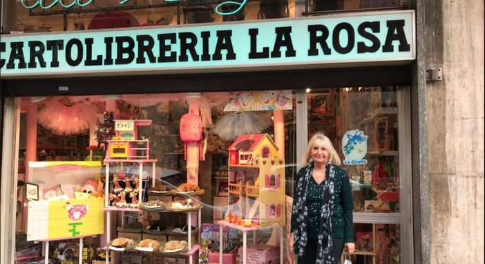 La signora Gianfranca fuori dal suo negozio in via Staurenghi La signora Gianfranca fuori dal suo negozio in via Staurenghi