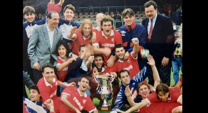 Mario Zeni, primo in piedi da destra, insieme al Varese allenato da Belluzzo vincitore della Coppa Italia dilettanti a Tolentino nel '94 e promosso in C2, dove avrebbe vinto anche la Coppa Italia di categoria superiore. Sotto è con Beppe Marotta e in panchina al Franco Ossola accanto ad Alfredo Magni