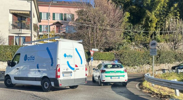 Varese, il traffico inciampa su un tombino Varese, il traffico inciampa su un tombino