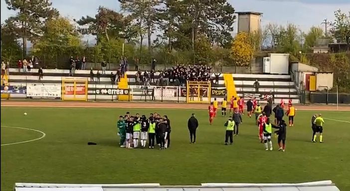 Curva del Varese a petto nudo a Tortona