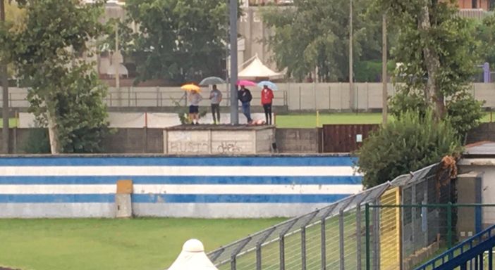 La foto più bella del folle amore per la Pro: tifosi tigrotti sul gabbiotto dello Speroni con gli ombrelli. Gli ultrà sono lì accanto (foto nella gallery), sul muro verso la curva
