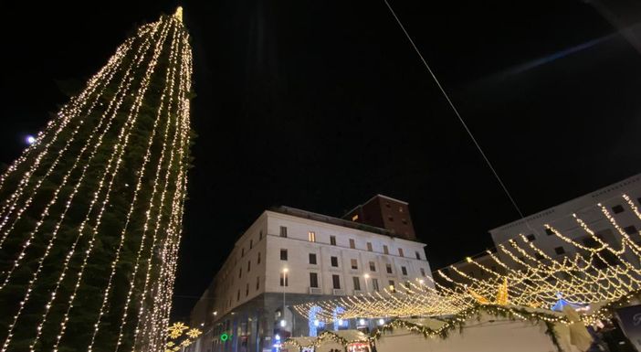 VIDEO «3, 2, 1, 0...» il conto alla rovescia dei bambini accende albero, luci e il Natale di Varese. «Che sia una meraviglia» VIDEO «3, 2, 1, 0...» il conto alla rovescia dei bambini accende albero, luci e il Natale di Varese. «Che sia una meraviglia»