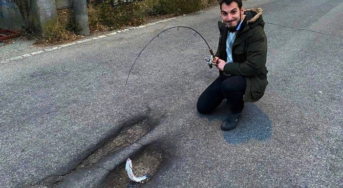 Buche in strada, si pescano le spigole. La sarcastica protesta dei giovani della Lega
