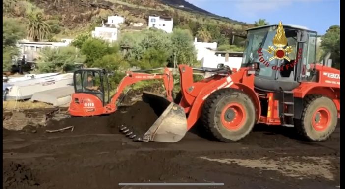 VIDEO. Ottanta interventi dei vigili del fuoco per liberare Stromboli dal fango VIDEO. Ottanta interventi dei vigili del fuoco per liberare Stromboli dal fango