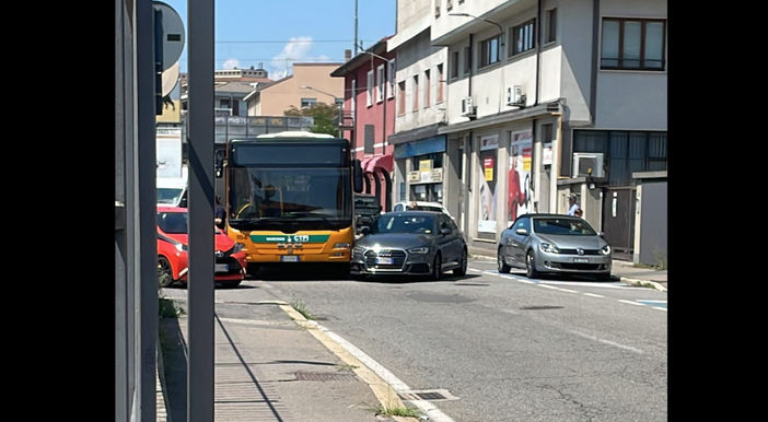 Scontro tra un pullman e un'auto in via Ledro a Varese Scontro tra un pullman e un'auto in via Ledro a Varese