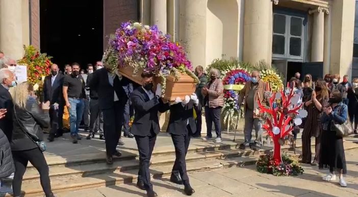 VIDEO. “Ciao Ave”: Varese applaude il suo fiore più bello che arriva a toccare il cielo