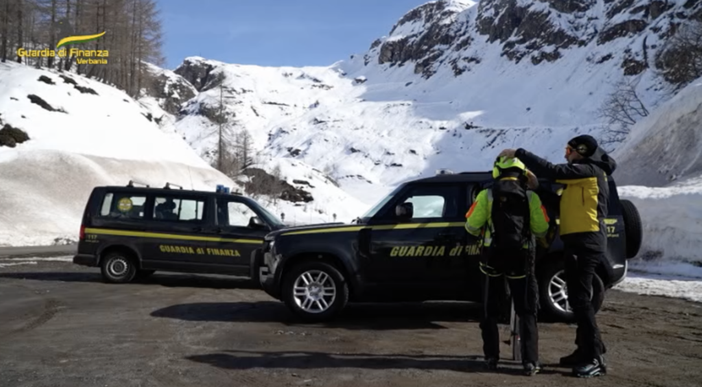 Tre ventenni lombardi bloccati sopra Devero, soccorsi dall'elicottero della Finanza Tre ventenni lombardi bloccati sopra Devero, soccorsi dall'elicottero della Finanza