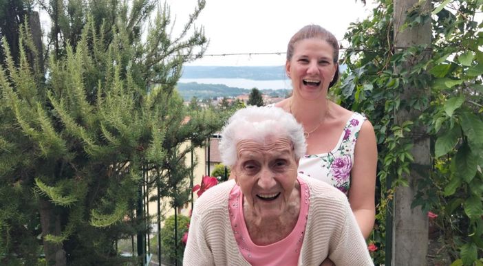 Nonna Ernesta Bianchi con la nipote Sabrina per questi splendidi 104 anni Nonna Ernesta Bianchi con la nipote Sabrina per questi splendidi 104 anni