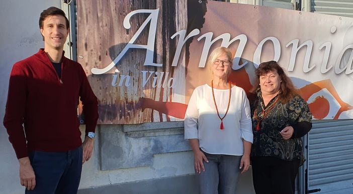 Andrea Pisani con le promotrici della manifestazione Andrea Pisani con le promotrici della manifestazione
