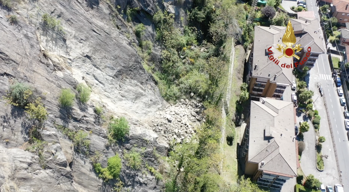 FOTO e VIDEO. Condominio minacciato da una frana a Luino: restano sfollate le 12 famiglie