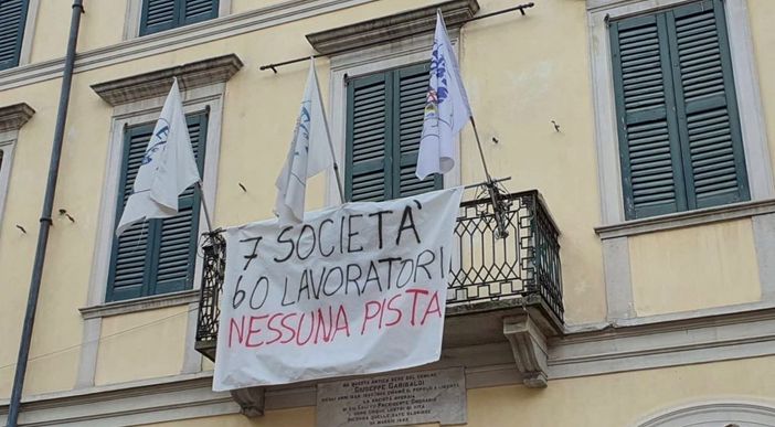 Striscione della Lega Giovani sul palaghiaccio: «7 società, 60 lavoratori, nessuna pista»