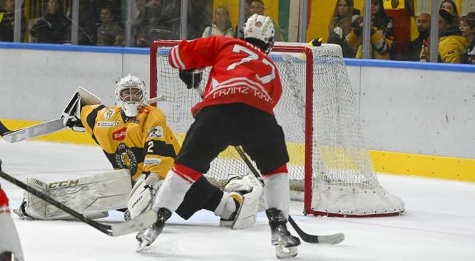 Hector Majul, 29 anni, messicano, è un nuovo attaccante dei Mastini: nella foto di Alessandro Umberto Galbiati segna a Perla una delle sue due reti nel 3-2 con cui il Varese battè il Dobbiaco all'Acinque Ice Arena lo scorso ottobre
