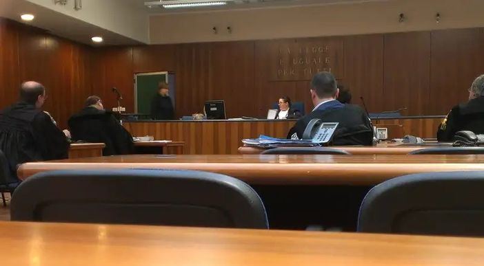 Anziano imprenditore di Tradate derubato di oltre 2 milioni di euro: alla sbarra la ex badante romena