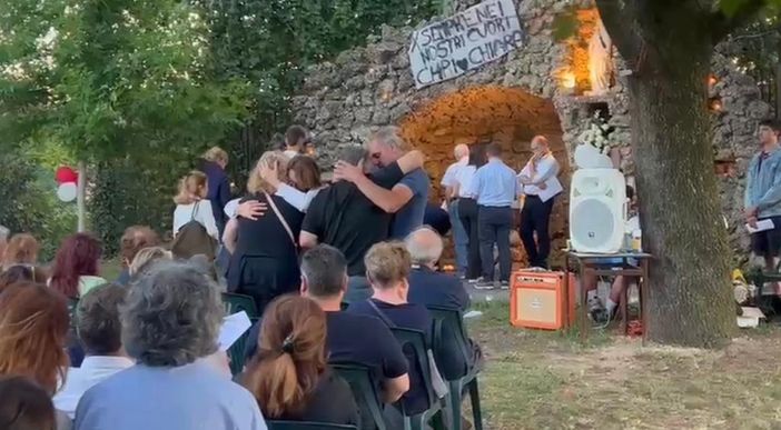 CHRI E CHIARA NEI NOSTRI CUORI - «Avete tra le mani un foglio bianco per scrivere un ricordo, depositarlo vicino all'altare e consegnarlo a loro per sempre»