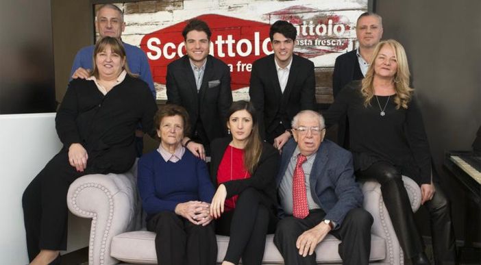 La grande famiglia dello Scoiattolo insieme all'indimenticabile Umberto Belletti, da cui nacque il sogno della pasta fresca e dei ravioli made in Varese, e sotto nella gallery lo stabilimento di Lonate Ceppino