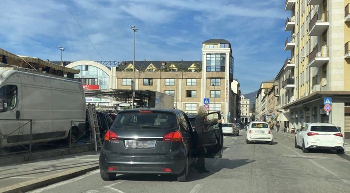 Nei giorni di mercato in piazza Repubblica è sempre più sosta selvaggia: «Quelle auto che occupano la corsia sono un pericolo» Nei giorni di mercato in piazza Repubblica è sempre più sosta selvaggia: «Quelle auto che occupano la corsia sono un pericolo»