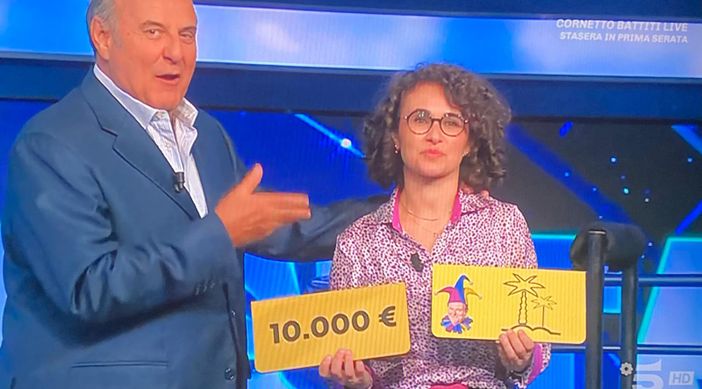 Gerry Scotti incorona Mariacristina da Ispra campionessa della Ruota della fortuna Gerry Scotti incorona Mariacristina da Ispra campionessa della Ruota della fortuna