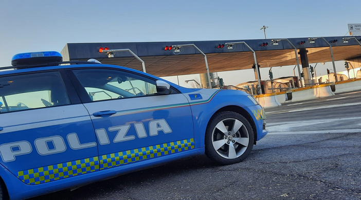 Fermati al casello con quattro etti di droga: arrestati dalla polizia stradale sull'Autolaghi dopo un inseguimento