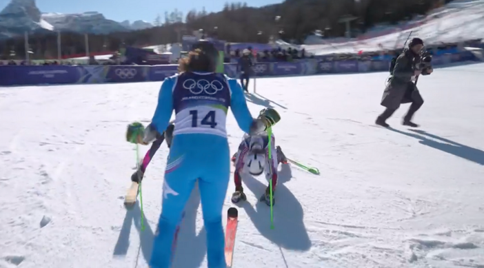 Una scena memorabile che entra nella leggenda dello sport: le seconde a pari tempo del gigante olimpico, la norvegese Thea Louise Stjernesund e la svedese Sara Hector, corrono incontro alla divina Federica Brignone dopo il traguardo e si inchinano