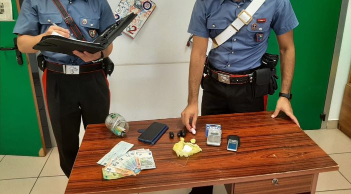 Spaccio di sostanze stupefacenti, arrestato a Porto Ceresio un 48enne italiano: nascondeva la cocaina in una valigia in garage Spaccio di sostanze stupefacenti, arrestato a Porto Ceresio un 48enne italiano: nascondeva la cocaina in una valigia in garage