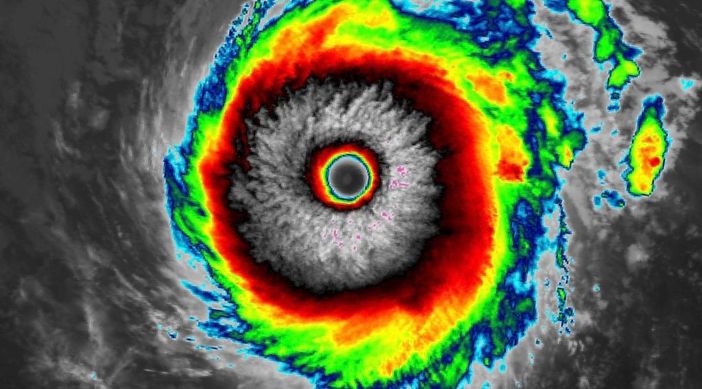 Lo scatto dal satellite postato dalla pagina Facebook "Tornado in Italia" ritrae l'occhio dell'uragano Felicia nell'Oceano Pacifico, lontano dalla terraferma