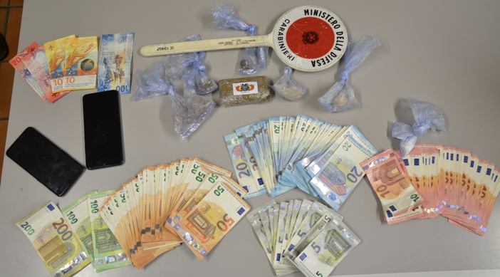 Spaccio nei boschi dell'Alto Varesotto, blitz dei carabinieri: due stranieri trovati con droga e 5.000 euro e arrestati dai carabinieri