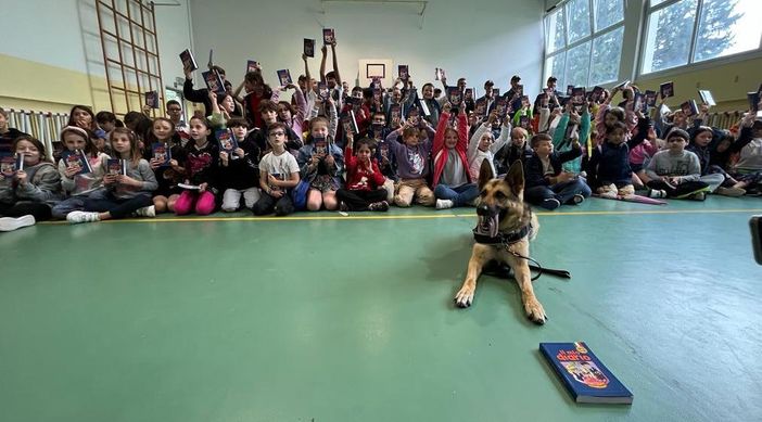 La polizia consegna il "Diario della legalità" agli alunni della Galilei: «Amicizia, solidarietà e rispetto delle regole sono i vostri super poteri»