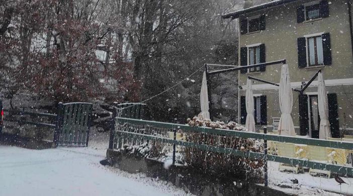 La nevicata in corso questa mattina, venerdì 5 gennaio, al Campo dei Fiori
