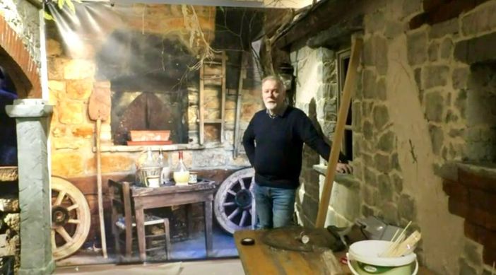 Luciano De Maddalena della Pro Loco Gavirate all'interno di un presepe allestito al Chiostro di Voltorre Luciano De Maddalena della Pro Loco Gavirate all'interno di un presepe allestito al Chiostro di Voltorre