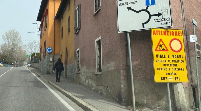 Varese, cronaca di un cantiere annunciato: viale Borri ancora percorribile, lunedì la probabile chiusura